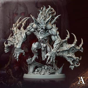 Puede incluir: Una miniatura detallada en gris de una criatura monstruosa con alas de murciélago, garras afiladas y una cara amenazante. La criatura está de pie sobre una base con calaveras y huesos.