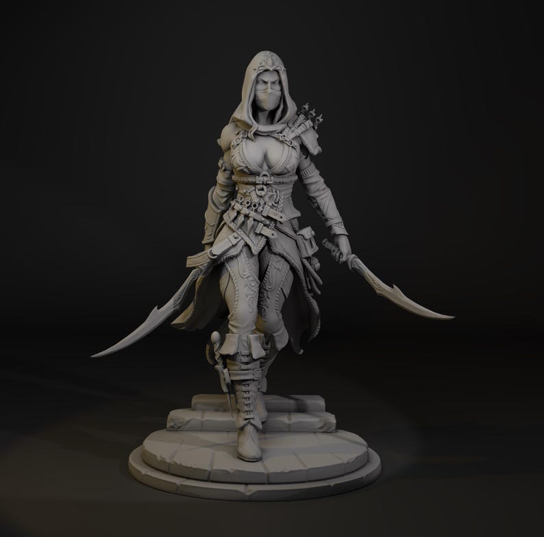 K&ouml;nnte beinhalten: Graue Figur einer Kapuzenfigur, m&ouml;glicherweise einer Fantasy-Figur, die zwei gebogene Klingen h&auml;lt. Die Figur tr&auml;gt eine detaillierte R&uuml;stung und Stiefel und posiert auf einer kreisf&ouml;rmigen Plattform mit Stufen. Die Gesamt&auml;sthetik deutet auf einen Krieger oder Attent&auml;ter hin.