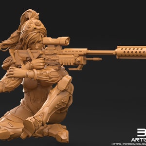 Peut inclure: Une figurine imprim&eacute;e en 3D d'une femme soldat en tenue de combat futuriste, tenant un grand fusil avec une lunette. La figurine est en position accroupie, visant avec le fusil.