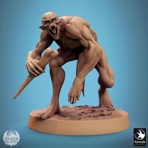 Puede incluir: Una figura en miniatura detallada de una criatura monstruosa con dientes y garras afiladas, esculpida en una pose agachada, sosteniendo un arma de hueso. La figura está pintada en un color marrón realista y se coloca sobre una base circular.