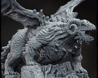 Può includere: Una scultura in pietra grigia e dettagliata di un drago con le ali spiegate, in piedi su una base rocciosa. Il drago ha un'espressione feroce e artigli affilati.