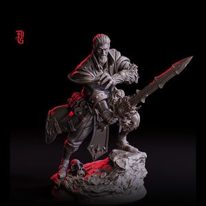 Puede incluir: Figura detallada de un guerrero en pose dinámica, sosteniendo una gran espada ornamentada. La figura está vestida con armadura y se encuentra sobre una base rocosa, con una calavera a sus pies. La paleta de colores es principalmente gris, con iluminación roja.