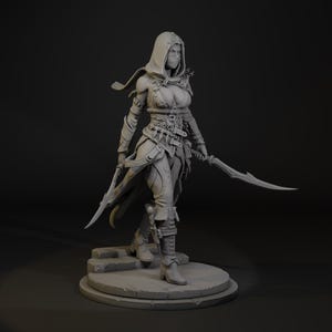 K&ouml;nnte beinhalten: Detaillierte graue Figur eines Kapuzen-Kriegers, der zwei gebogene Klingen h&auml;lt. Die Figur tr&auml;gt eine aufwendig detaillierte R&uuml;stung und Stiefel und steht auf einer kreisf&ouml;rmigen Plattform mit Stufen. Fantasy-Thema.