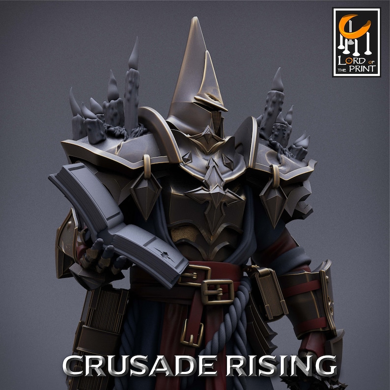 Op de afbeelding: Een donker, gepantserd figuur met een puntige helm en een groot boek in de hand. Het figuur draagt een donkere robe en een rode sjerp. De tekst "Crusade Rising" staat onder het figuur.
