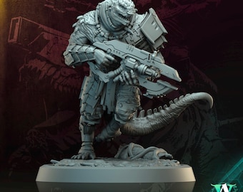 Może przedstawiać: Szara miniatura Scaleclad Pillage 8 z serii Huntpack. Figurka przedstawia humanoida-reptiliana trzymającego futurystyczną broń. Podstawa jest w kolorze jasnoszarym, a figurka ma szczegółowy pancerz i długi ogon. Widoczny jest tekst "SCALECLAD HUNTPACK".