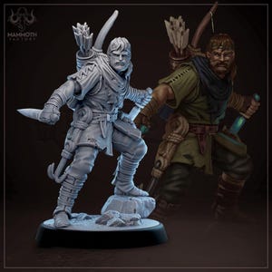 Könnte beinhalten: Eine graue Plastik-Miniaturfigur eines männlichen Bogenschützen mit Bogen und Pfeil, der einen Kapuzenumhang und Lederhosen trägt. Die Figur steht auf einem grauen Sockel.