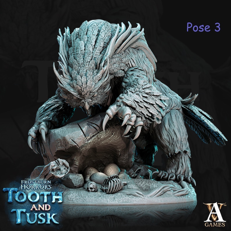 Puede incluir: Una criatura gris con plumas, garras afiladas y un pico, posada sobre una roca con un cr&aacute;neo y huesos. La criatura es del juego Frostburn Horrors: Tooth and Tusk.