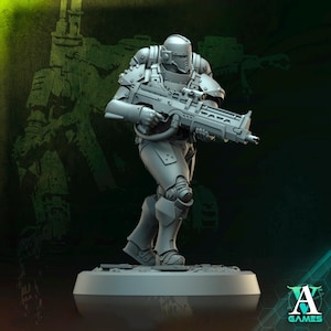 Può includere: Una statuetta in miniatura di plastica grigia di un soldato futuristico che indossa un'armatura e tiene un fucile. Il soldato è in piedi su una base rotonda.