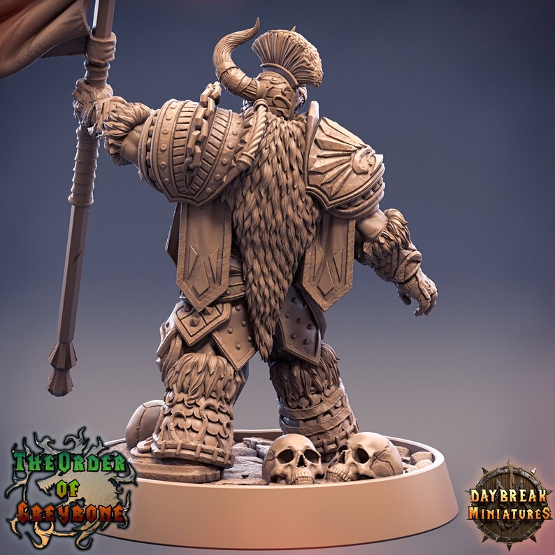 Puede incluir: Una figura en miniatura de un guerrero con un casco con cuernos, armadura de piel y un hacha grande. La figura sostiene una bandera con una pancarta roja. La figura est&aacute; de pie sobre una base con calaveras.