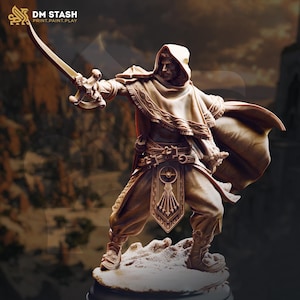 Puede incluir: Una detallada figura marrón de una figura con túnica sosteniendo una espada, con una capa y capucha fluidas. La figura está sobre una base nevada. El texto "DM STASH PRINT.PAINT.PLAY" está en la esquina superior izquierda.