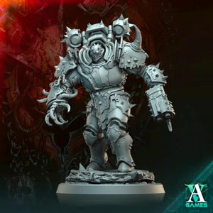 Könnte beinhalten: Eine graue, detaillierte Miniatur einer schwer gepanzerten, roboterartigen Figur mit einer klauenartigen Hand und einer Waffe in der anderen. Die Figur steht auf einem runden Sockel.