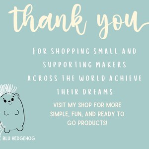 Puede incluir: Un erizo azul con una sonrisa blanca y p&uacute;as blancas sobre un fondo azul claro. El texto dice "gracias" en una fuente blanca cursiva. El texto debajo dice "Por comprar en peque&ntilde;o y apoyar a los creadores de todo el mundo para que alcancen sus sue&ntilde;os. &iexcl;Visita mi tienda para obtener m&aacute;s productos simples, divertidos y listos para usar! Little Blu Hedgehog."
