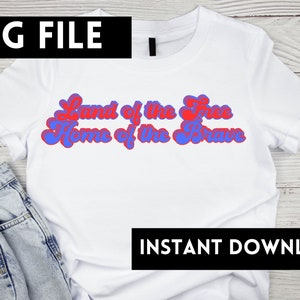 Könnte beinhalten: Weißes T-Shirt mit rotem und blauem Text, der in einer Retro-Schrift "Land of the Free Home of the Brave" lautet.