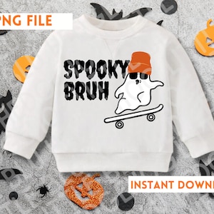Puede incluir: Camiseta blanca de manga larga con un gráfico en blanco y negro de un fantasma con un sombrero rojo y naranja y gafas de sol, montando un monopatín. El texto "Spooky Bruh" está impreso en la camiseta.