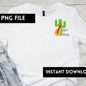 Puede incluir: Camiseta blanca con un cactus verde y una guitarra. El texto "Let's Fiesta" está impreso en la camiseta.