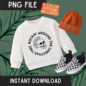 Puede incluir: Sudadera blanca con un gráfico negro de una calavera con un mohawk y el texto "Rockin' Around The Christmas Tree".