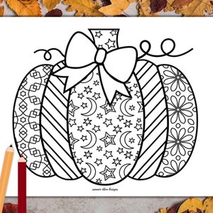 Pu&ograve; includere: Un disegno in bianco e nero di una zucca con un fiocco in cima. La zucca &egrave; decorata con diversi motivi, tra cui stelle, lune, strisce e fiori.