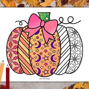 Pu&ograve; includere: Una pagina da colorare stampabile con una grande zucca con un fiocco rosa. La zucca &egrave; decorata con diversi motivi, tra cui cuori, strisce, stelle e lune. Il testo "summer silo designs" &egrave; in fondo alla pagina.