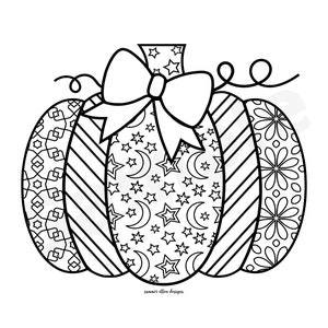 Pu&ograve; includere: Un disegno in bianco e nero di una zucca con un fiocco in cima. La zucca &egrave; decorata con diversi motivi, tra cui stelle, lune e forme geometriche.
