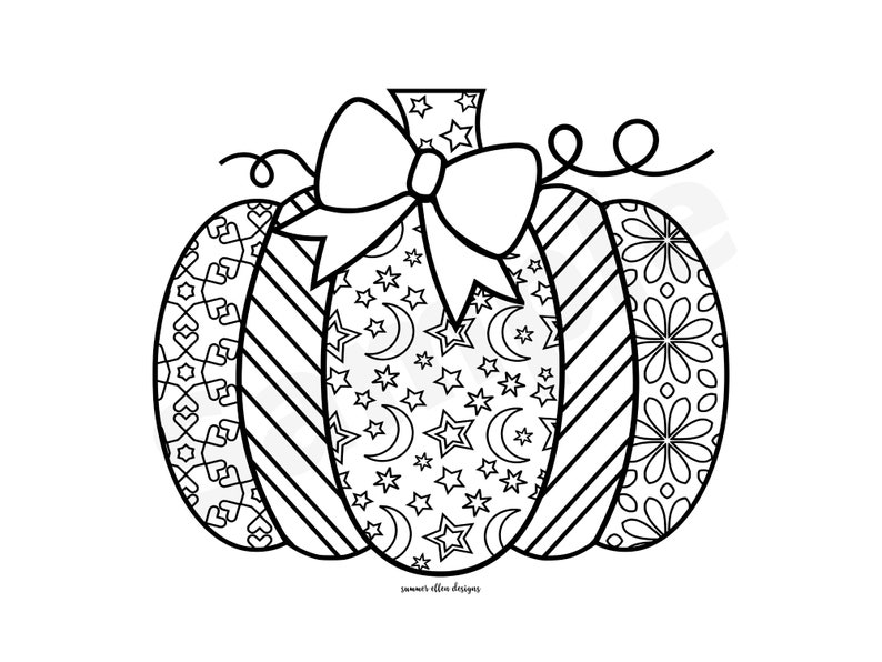 Pu&ograve; includere: Un disegno in bianco e nero di una zucca con un fiocco in cima. La zucca &egrave; decorata con diversi motivi, tra cui stelle, lune e forme geometriche.