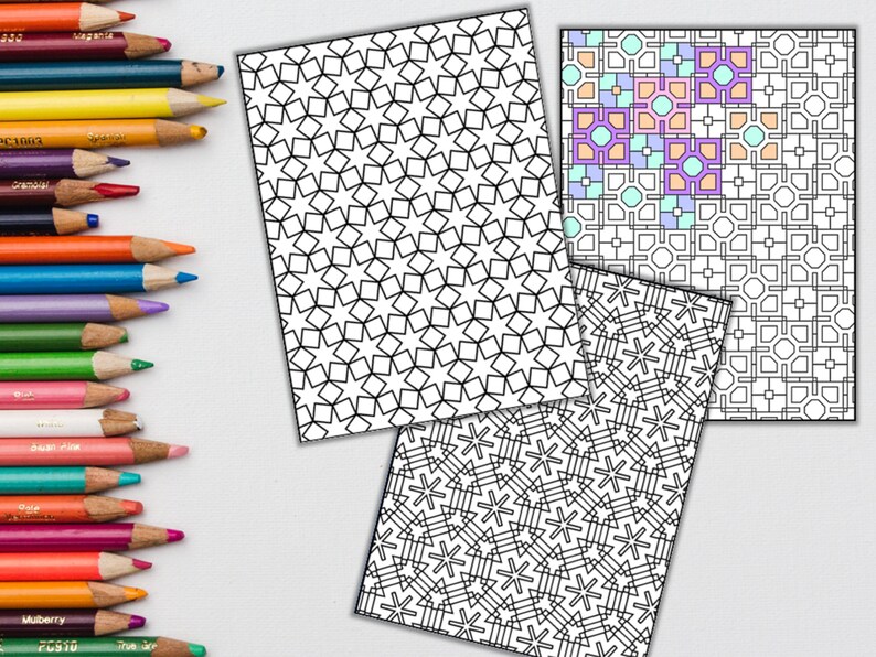 Peut inclure: Trois pages &agrave; colorier en noir et blanc avec des motifs g&eacute;om&eacute;triques. Les motifs sont compos&eacute;s d'&eacute;toiles, de carr&eacute;s et de cercles.