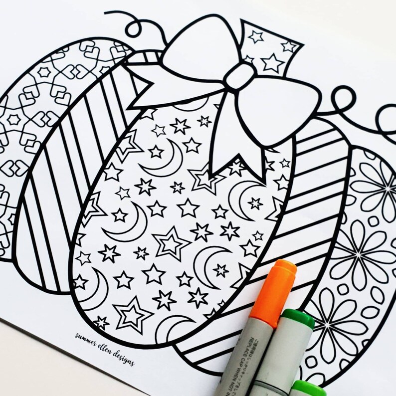 Pu&ograve; includere: Una pagina da colorare in bianco e nero con una zucca con un fiocco. La zucca &egrave; decorata con diversi motivi, tra cui stelle, lune, strisce e fiori. Il testo "summer ellen designs" &egrave; in fondo alla pagina.