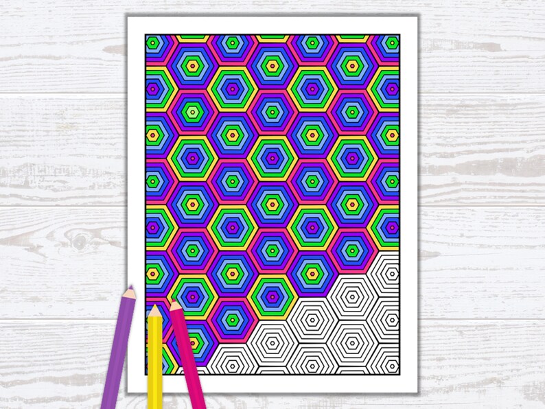 Peut inclure: Une page &agrave; colorier imprimable pr&eacute;sentant un motif g&eacute;om&eacute;trique d'hexagones color&eacute;s. La moiti&eacute; sup&eacute;rieure de la page est remplie d'hexagones dans des tons de bleu, vert, jaune, rose et violet. La moiti&eacute; inf&eacute;rieure de la page est un contour noir et blanc du m&ecirc;me motif.