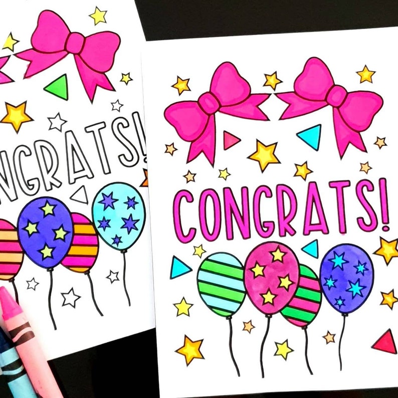 Puede incluir: Dos p&aacute;ginas para colorear imprimibles con un tema de felicitaci&oacute;n. Las p&aacute;ginas presentan globos, estrellas y lazos. El texto "&iexcl;Felicidades!" est&aacute; escrito en letras grandes y negritas.
