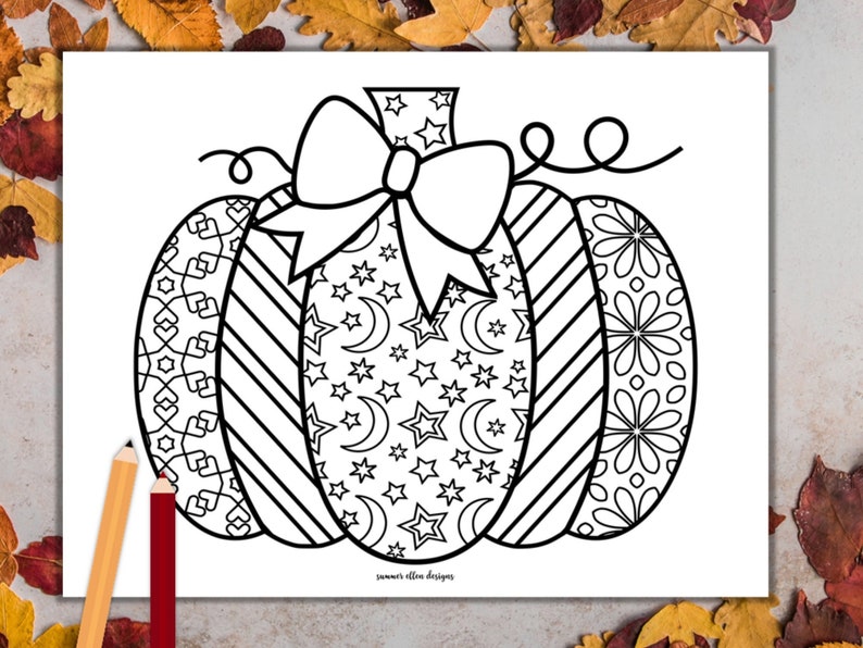Pu&ograve; includere: Un disegno in bianco e nero di una zucca con un fiocco in cima. La zucca &egrave; decorata con diversi motivi, tra cui stelle, lune, strisce e fiori.
