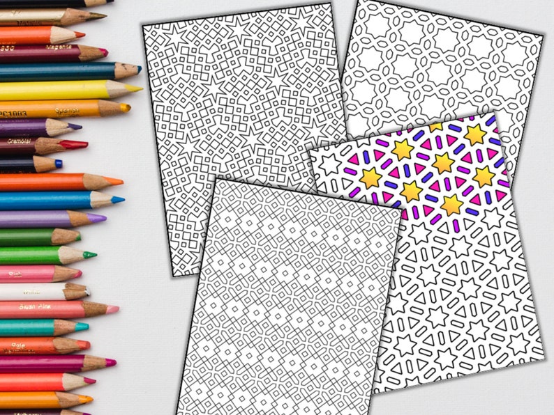Peut inclure: Quatre pages &agrave; colorier imprimables en noir et blanc avec des motifs g&eacute;om&eacute;triques complexes. Les motifs sont compos&eacute;s de carr&eacute;s, d'&eacute;toiles et de cercles.