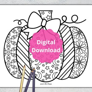 Pu&ograve; includere: Una pagina da colorare stampabile in bianco e nero con una zucca dettagliata con un fiocco. La zucca &egrave; decorata con stelle, strisce e motivi floreali. Il testo "Download digitale" &egrave; scritto in un cerchio rosa.