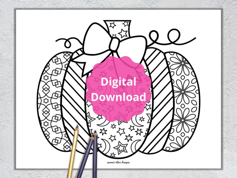 Pu&ograve; includere: Una pagina da colorare stampabile in bianco e nero con una zucca dettagliata con un fiocco. La zucca &egrave; decorata con stelle, strisce e motivi floreali. Il testo "Download digitale" &egrave; scritto in un cerchio rosa.