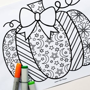 Pu&ograve; includere: Un disegno in bianco e nero di una zucca con un fiocco in cima. La zucca &egrave; decorata con diversi motivi, tra cui stelle, lune e strisce. L'immagine &egrave; su uno sfondo bianco e include il testo "summer ellen designs".