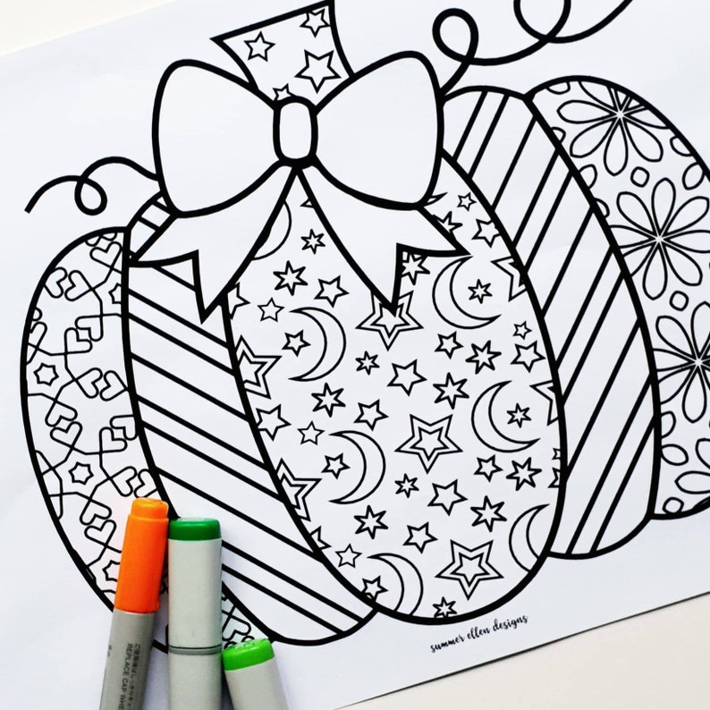 Pu&ograve; includere: Un disegno in bianco e nero di una zucca con un fiocco in cima. La zucca &egrave; decorata con diversi motivi, tra cui stelle, lune e strisce. L'immagine &egrave; su uno sfondo bianco e include il testo "summer ellen designs".