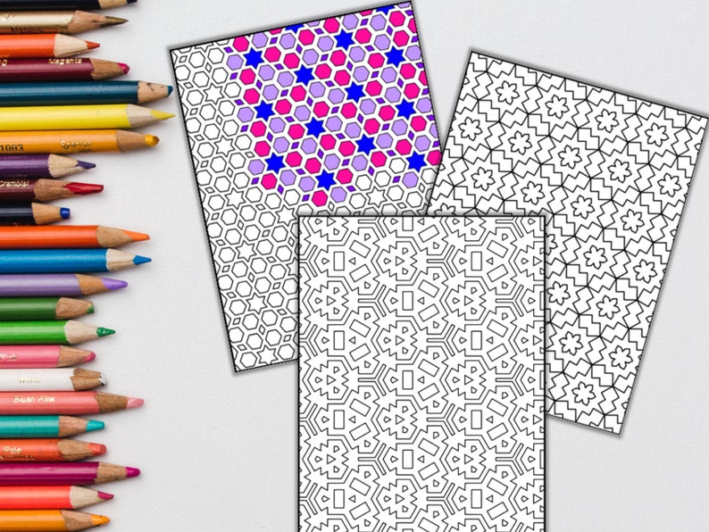 Peut inclure: Trois pages &agrave; colorier en noir et blanc avec des motifs g&eacute;om&eacute;triques complexes. La page du haut a une section partiellement color&eacute;e en rose, violet et bleu.