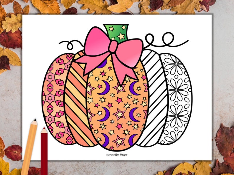 Pu&ograve; includere: Una pagina da colorare stampabile con una grande zucca con un fiocco rosa. La zucca &egrave; decorata con diversi motivi, tra cui cuori, strisce, stelle e lune. Il testo "summer silo designs" &egrave; in fondo alla pagina.