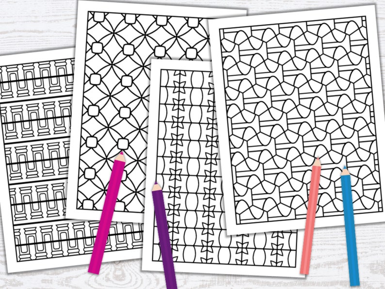 Może przedstawiać: Cztery czarno-białe strony do kolorowania do wydrukowania z geometrycznymi wzorami. Strony leżą na białym drewnianym tle z kolorowymi oł&oacute;wkami.