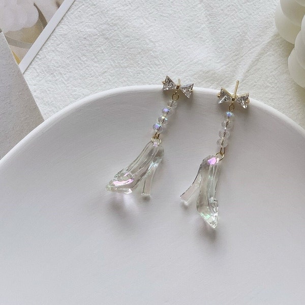 Boucles d'oreilles Cendrillon · Boucles d'oreilles chaussures en cristal · Boucles d'oreilles en plaqué or 18 carats · Boucles d'oreilles de conte de fées · Boucles d'oreilles en cristal · Cadeaux pour elle