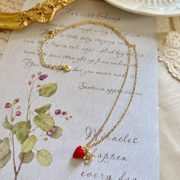 Collier fraise délicat · Petits bijoux en forme de fleur de fraise · Bijoux minimalistes en or · Collier de fruits · Cadeau unique · Joli collier de fruits