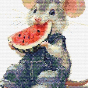 Op de afbeelding: Kruissteekafbeelding van een lachende muis in een blauwe overall, die een stuk watermeloen vasthoudt en eet. De muis heeft grijze vacht, roze oren en een lange staart. De watermeloen is rood met zwarte zaden.