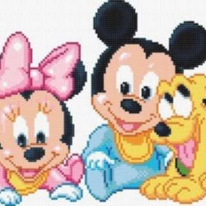 Könnte beinhalten: Kreuzstichmuster mit Mickey Mouse, Minnie Mouse und Pluto. Minnie trägt eine rosa Schleife und Outfit. Mickey hat ein blaues Outfit an, und Pluto ist gelb. Die Charaktere lächeln, vor weißem Hintergrund.