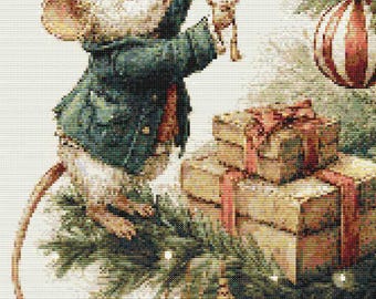 Puede incluir: Imagen de punto de cruz de un ratón con una chaqueta verde colgando un adorno de queso en un árbol de Navidad. El árbol está adornado con regalos, adornos rojos y luces, creando una escena festiva.