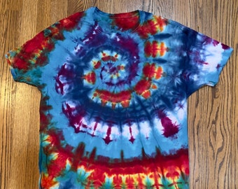 Melt. Camiseta de algodón para adulto con estampado tie-dye a doble cara.