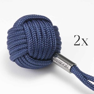 以下が含まれることがあります： シルバーのNauticaロゴタグが付いたネイビーブルーのロープキーホルダー2個。