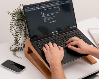 Ergonomischer Laptop-Ständer aus Holz, tragbarer Macbook-Halter, individuell graviertes Accessoire für Ihn, Home-Office-Organizer, personalisierter Arbeitsplatz