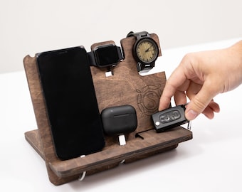 Benutzerdefinierte Holz Dockingstation, Gravur Schreibtisch Organizer für Männer, personalisierte Tablet Telefon Ständer, Telefon Ladestation, Geschenk für Freund