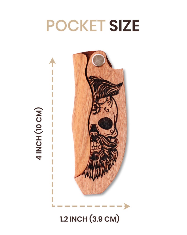 Może przedstawiać: Drewniany scyzoryk z motywem czaszki. N&oacute;ż ma 10 cm długości i 3,9 cm szerokości. Tekst "POCKET SIZE" jest wyświetlany nad nożem.