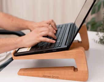 Individuell gravierter Holz Laptop Riser, tragbarer personalisierter Laptop Ständer, kompakter Halter für MacBook, PC, Corporate Office Geschenk