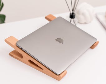 Tragbarer Laptophalter aus Holz, handgefertigter Ergonomischer personalisierter Laptop Riser, MacBook Ständer für Schreibtisch, Zubehörständer für Ihn, Sie