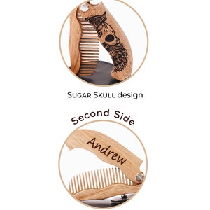 Może przedstawiać: Drewniany grzebień dwustronny. Jedna strona ma wz&oacute;r cukrowej czaszki, druga strona ma wygrawerowane imię "Andrew". Tekst "THE COMB HAS TWO SIDES" znajduje się na g&oacute;rze. Tekst "Add here any text, name, logo you need or choose Ukrainian Edition" znajduje się na dole.